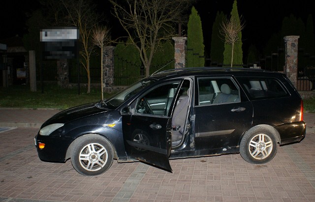 Pijany złodziej zasnął za kierownicą kradzionego forda w Suwałkach