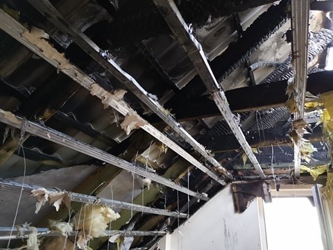 Ogień na poddaszu i na dachu domu w Antoniówce. Straty sięgają nawet 60 tysięcy złotych. Co było powodem pożaru?