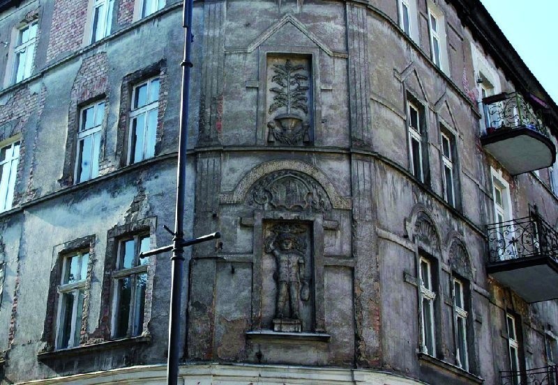 Narożna kamienica u zbiegu ulic Mickiewicza i Orzeszkowej....
