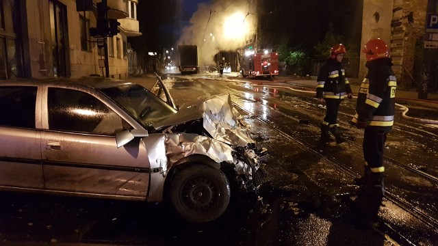 Wypadek na Gdańskiej w Łodzi. Ciężarówka zderzyła się z osobówką na skrzyżowaniu z Zieloną. Tir stanął w płomieniach