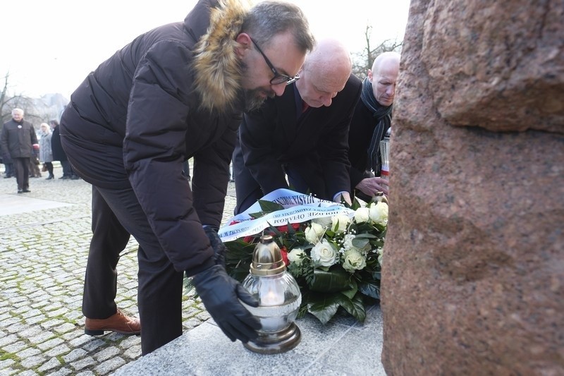 W piątek 1 lutego w Toruniu przy obelisku Ku czci poległych...