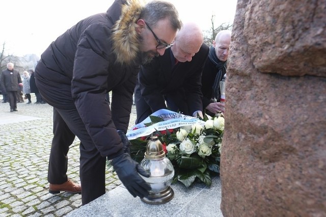 W piątek 1 lutego w Toruniu przy obelisku Ku czci poległych i pomordowanych przez hitlerowskiego najeźdźcę w latach 1939-1945 w Al. Jana Pawła II zorganizowano obchody 74. rocznicy zakończenia okupacji hitlerowskiej.