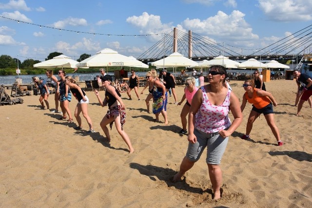 Wrocławianie tańczyli salsę na plaży Hot Spot nad Odrą