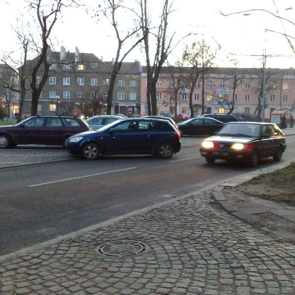 Samochód zablokował jeden pas ul. Malmeda