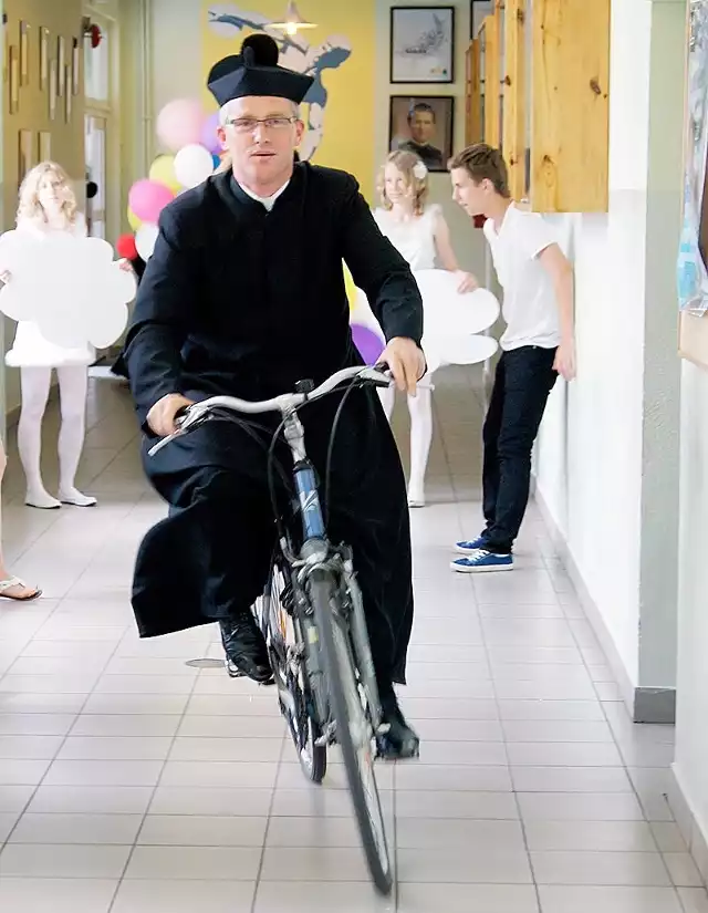 Ks. Wojciech Mielewczyk podczas kręcenia szkolnego teledysku.
