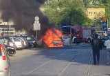 Pożar samochodu na ul. Sanockiej we Wrocławiu. Płomienie wysokie na kilka metrów [ZDJĘCIA]