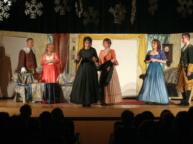 Scena ze "Świętoszka&#8221; w wykonaniu niżańskiego teatru na scenie SDK w Stalowej Woli.