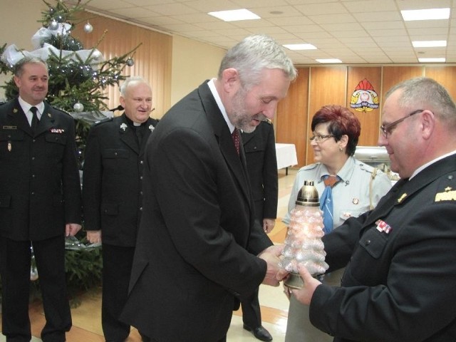 Moment przekazania Światła Pokoju komendantowi świętokrzyskich strażaków generałowi Zbigniewowi Muszczakowi.