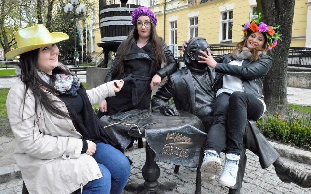 Dziewczyny z zielonogórskiego kabaretu Zalotka: Sylwia Leszczyńska, Dominika Najdek i Anna Wolińska - też lubią stoliczek Klema. 