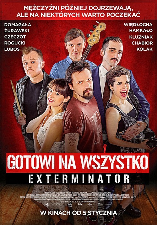 Co oglądać w kinie w Nowy Rok, 1 stycznia 2018 r. Nasze zestawienie:„Gotowi na wszystko. Exterminator” - polska komedia o piątce przyjaciół z rockowego zespołu Exterminator, którzy aby uzyskać dotację z Unii Europejskiej, muszą sprzeniewierzyć się swoim ideałom i wystąpić na festynie… W rolach głównych: Paweł Domagała, Piotr Rogucki, Agnieszka Więdłocha, Aleksandra Hamkało, Krzysztof Czeczot. Premiera 5 stycznia, ale 1 stycznia 2918 można obejrzeć ten film przed premierą w kinach sieci Cinema City oraz Helios.Piątka oddanych przyjaciół miała od dzieciństwa wielkie marzenie – chcieli wstrząsnąć polską sceną metalową i gromadzić na koncertach tłumy, a wszystko to pod szyldem zespołu o złowieszczo brzmiącej nazwie: EXTERMINATOR. Czas jednak pokazał, że młodzieńcze ambicje to jedno, a życie to drugie. Obecnie lider zespołu, Marcyś (Paweł Domagała), pracuje w sklepie ojca i przeżywa kryzys w związku z Magdą (Agnieszka Więdłocha). Wirtuoz gitary Lizzy (Piotr Żurawski) to szeregowy pracownik banku. Trzeci z mężczyzn, basista Jaromir (Krzysztof Czeczot), codziennie podbija kartę w fabryce pianki poliuretanowej i usilnie stara się sprostać obowiązkom ojca rodziny. Perkusista Makar (Piotr Rogucki) wylądował w zakładzie psychiatrycznym. Z kolei piąty – Cypek (Sebastian Stankiewicz) – wyjechał zarabiać za granicę. Pewnego dnia powracają dawne wspomnienia – pani burmistrz (Dominika Kluźniak) okazuje się wielką fanką Exterminatora ze starych czasów. Obiecuje wesprzeć przyjaciół unijną dotacją, o ile dogadają się i doprowadzą do reaktywacji zespołu. Szybko okazuje się, że propozycja ma jednak mały haczyk: chłopcy muszą sprzeniewierzyć się swoim ideałom i wystąpić na kilku festynach, grając utwory dalekie od ich repertuaru. Męska duma nie pozwala bohaterom iść na kompromis, a wieloletnia przyjaźń i związki z kobietami poddane zostają prawdziwej próbie. Pikanterii całej sytuacji dodają: pojawienie się szalonej koleżanki Makara ze szpitala, Julci (Aleksandra Hamkało) oraz konflikt z liderką miejscowego zespołu Wisienki, Ziomecką (Dorota Kolak). A tymczasem zbliża się wielki koncert…