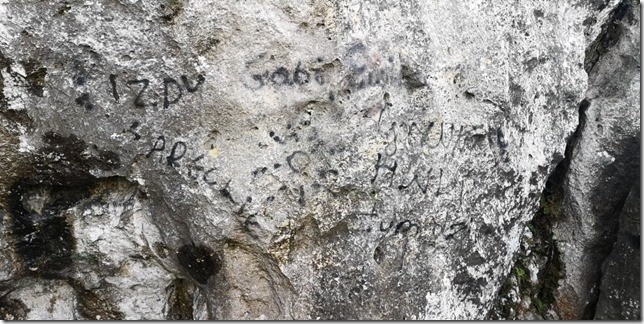Zniszczone napisami jurajskie skały....