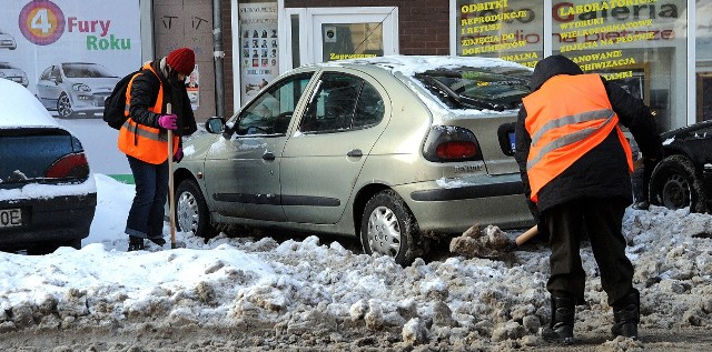 Być może już w czwartek prezydent podejmie decyzję o zawieszeniu opłat w strefach płatnego parkownaia. Te najczęściej przykryte są śniegiem, który uniemożliwia kierowcom parkowanie. Odśnieżanie tych miejs przypomina często walkę z wiatrakami.