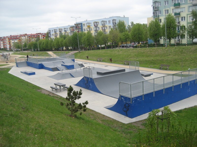Skate Park powstał na kompleksie rekreacyjno – sportowym, na...