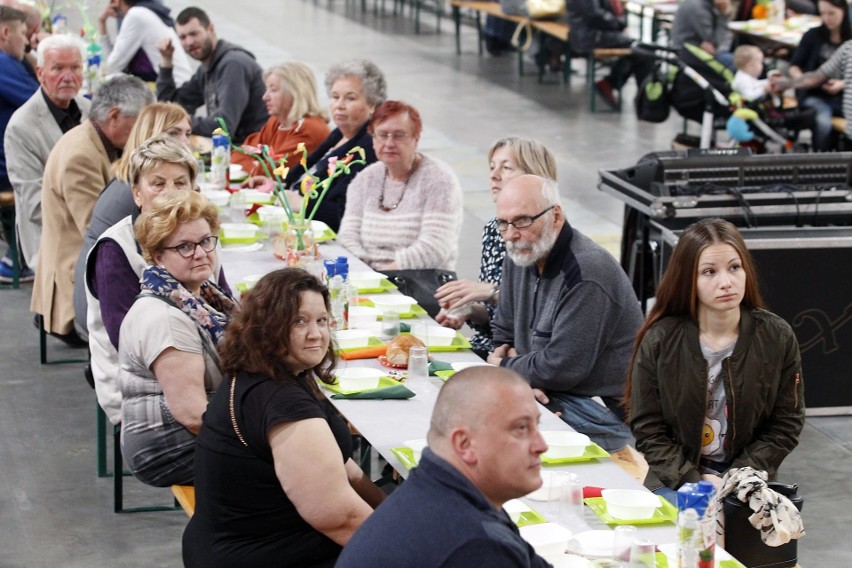 Zjedli świąteczne śniadanie w hali Expo, samotni z całej Łodzi zasiedli przy wspólnych stołach