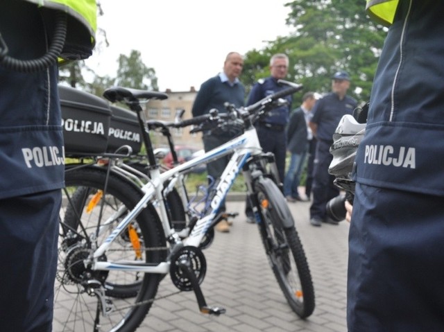 Dwa wysokiej klasy rowery gorzowscy policjanci odebrali z rąk Wojewody Lubuskiego.