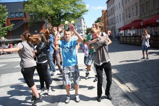 Dla młodzieży Flash Mob to fajna zabawa, dla przechodniów to niecodziennie widowisko.