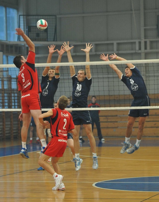 Michał Gańko z Oriona próbuje przebić się przez zielonogórski blok. A w nim trzej najmocniejsi bombardierzy (od lewej): Wojciech Lis, Jakub Kowalczyk i Piotr Borkowski.