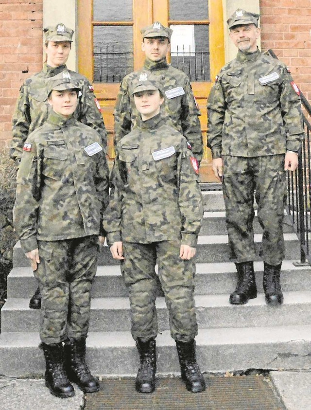 Strzelcy - Myślenice ze swoim dowódcą (u góry, w środku) przed budynkiem TS Sokół