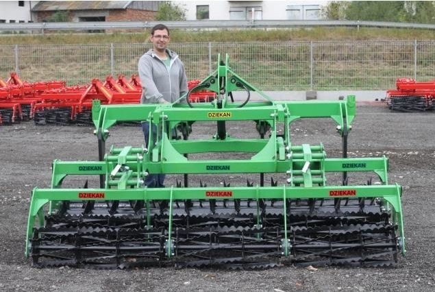 Najnowocześniejszy w kraju głębosz Tytan firmy Dziekan jest nagrodą dla laureata drugiego miejsca w konkursie Rolnik Roku 2015. - Ta maszyna znakomicie spulchnia glebę - zapewnia Marcin Dziekan.