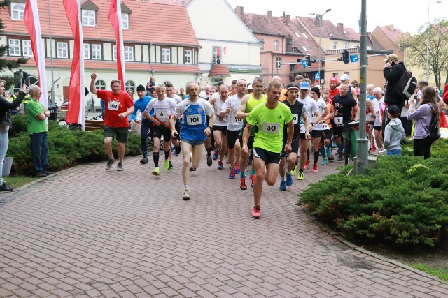 W III Biegu Konstytucji wystartowało 100 zawodników z całego regionu. Wystartowali sprzed Pomnika Tysiąclecia Państwa Polskiego, natomiast metę pięciokilometrowej trasy wyznaczono przed stadionem. Wielu zawodników namalowało na twarzach biało-czerwone paski, inni biegli z chorągiewkami, bądź z chustami w narodowych barwach.