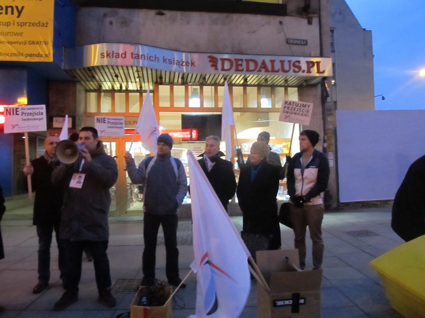 Wrocław: Protestowali przeciwko likwidacji przejścia Świdnickiego (FOTO)