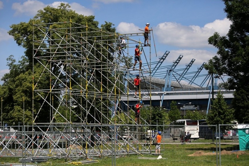 Na Błoniach stawiane jest metalowe rusztowanie pod...