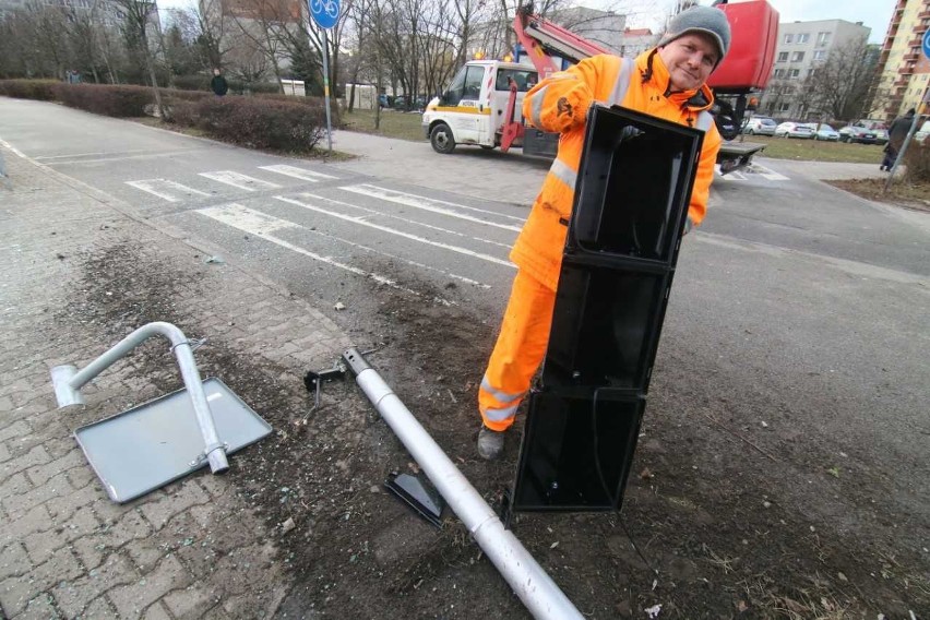 Wrocław: Kierowca skody wpadł na chodnik i staranował sygnalizację