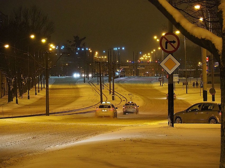 Opady śniegu i mróz. Fatalne warunki na łódzkich drogach! Sprawdziliśmy jak wyglądają jezdnie w Łodzi w sobotni wieczór. ZDJĘCIA
