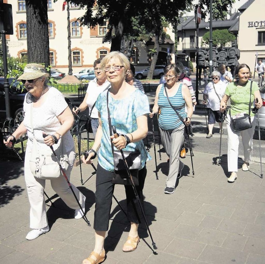 Nordic walking uprawia coraz więcej seniorów.