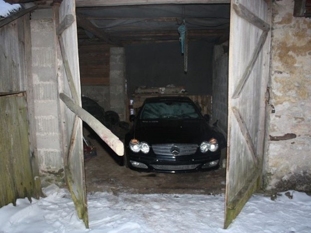 Drogie auto skradzione w Kielcach było ukryte w stodole w gminie Pierzchnica.