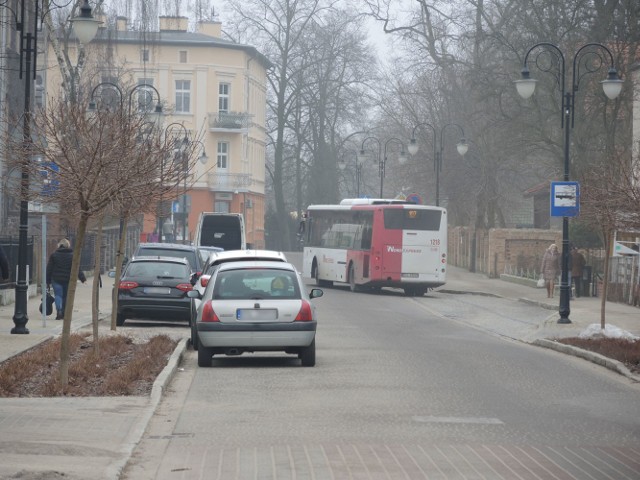 Kierowcy ze Sławna mają problem z jazdą samochodem na alei Wojska Polskiego.