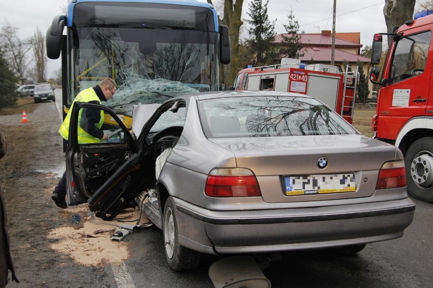 Wypadek pod Kutnem. Zderzenie autobusu z bmw. 12 rannych