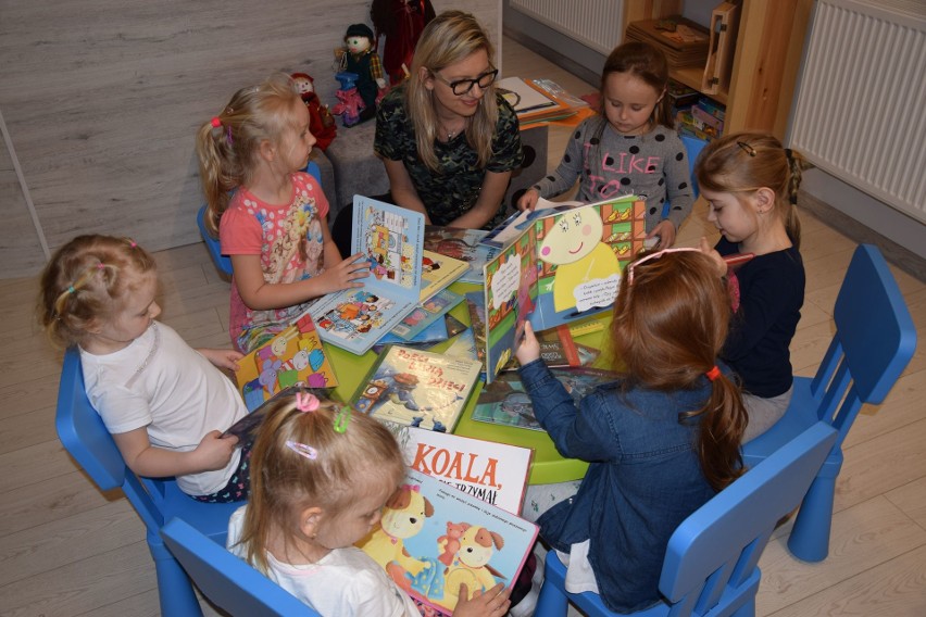 Radziejowscy bibliotekarze szykują się do swojego święta, a tymczasem pani Karolina czyta dzieciom bajki