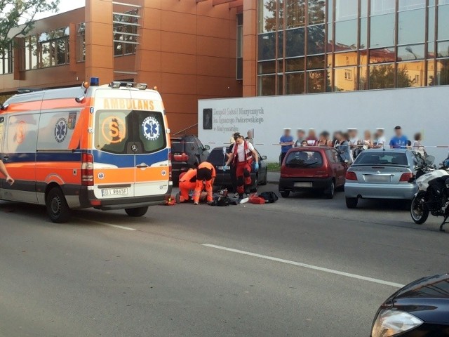 Zdjęcia z akcji ratunkowej przesłał nasz Czytelnik Albert - świadek śmiertelnego wypadku. Widać na nich, jak ratownicy pogotowia walczą jeszcze o życie 20-letniego motocyklisty.