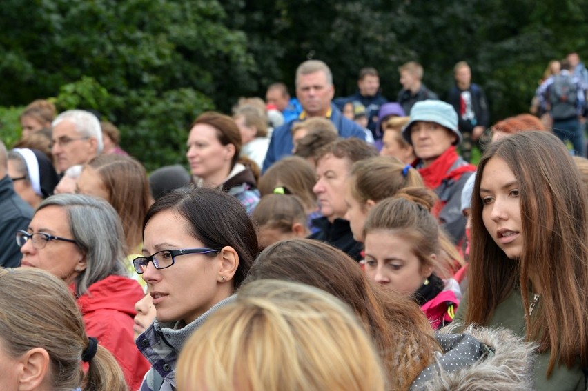 Trzy tysiące pielgrzymów z trzech diecezji dotarło na Święty Krzyż (WIDEO, zdjęcia)