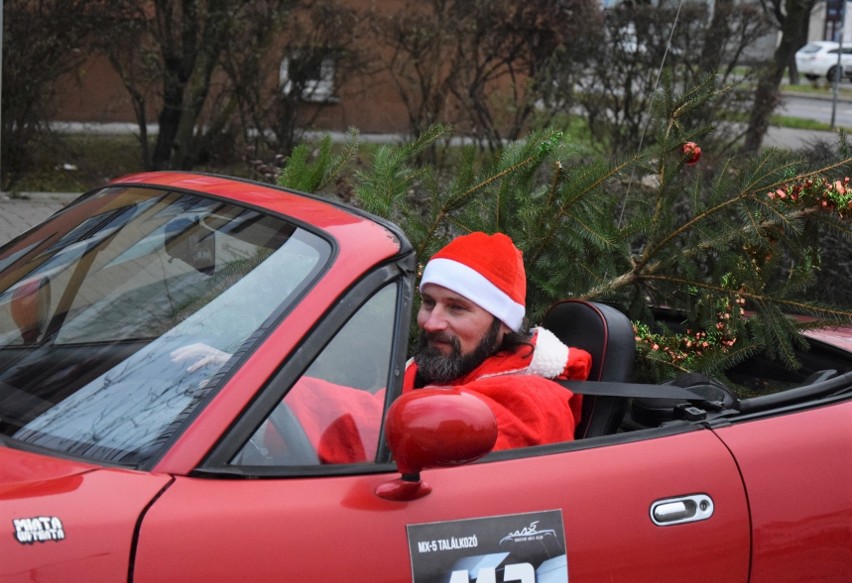 Mikołaje w kultowych autach zajechali 6 grudnia przed Dom...