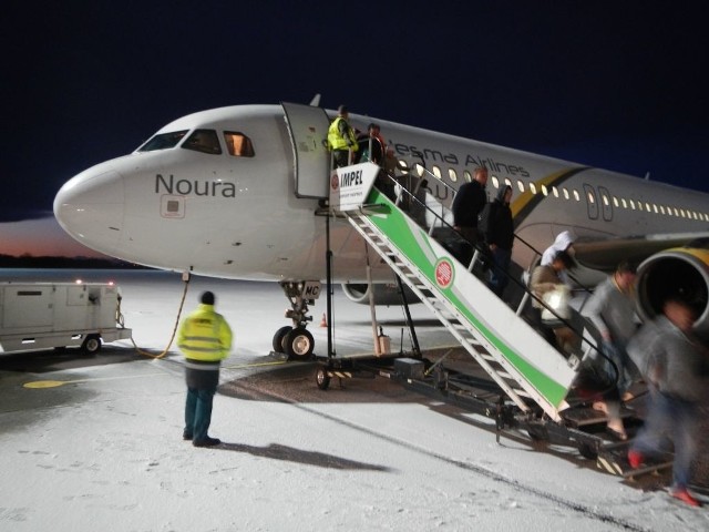 Pasażerowie opuszczają pokład samolotu w Poznaniu.