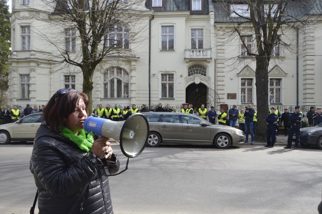 GORZÓW WIELKOPOLSKI: Niedzielna pikieta przeciwko pedofilii w kościele spotkała się z kontrzgromadzeniem: wierni bronili dostępu do tzw. pałacu biskupiego i odmawiali różaniec