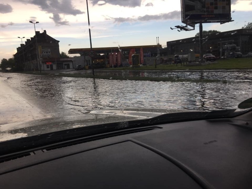 Burza i ulewa w Szczecinie (20.05.2019). Zalane ulice, tramwaje sparaliżowane [ZDJECIA, WIDEO]