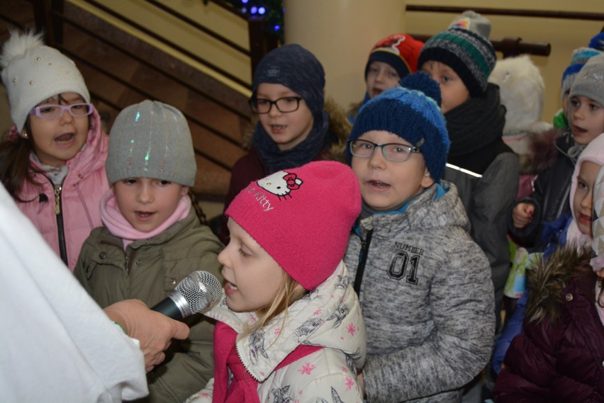 Ostrołęka. Przedszkolaki ubierały choinkę w Handlowcu. Znajdź swoją pociechę! [WIDEO+ZDJĘCIA]