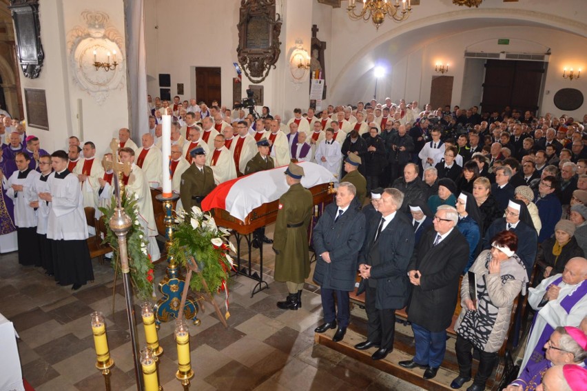 Biskup Alojzy Orszulik spoczął w podziemiach bazyliki katedralnej w Łowiczu [ZDJĘCIA]