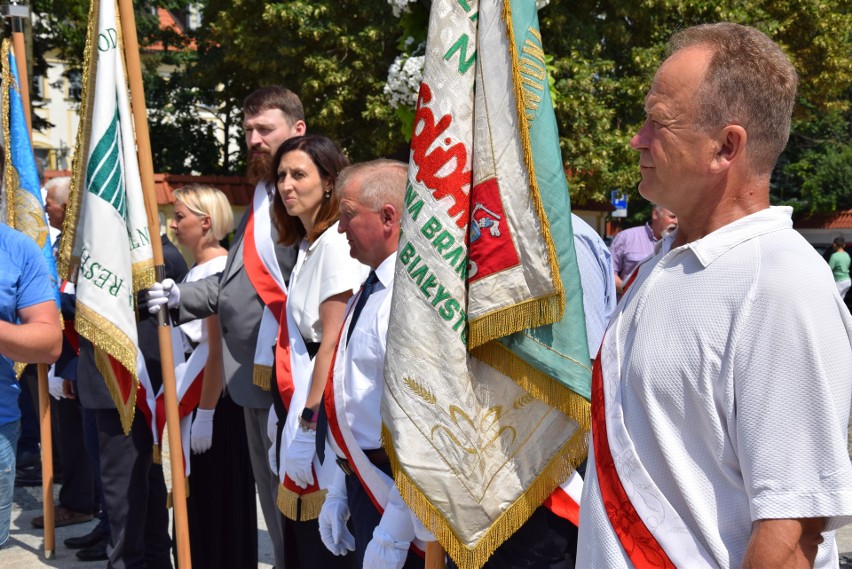 Członkowie NSZZ Rolników Indywidualnych ,,Solidarność" złożyli hołd papieżowi i księdzu Popiełuszce (zdjęcia)