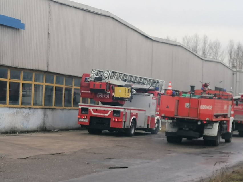 Wielki pożar w hali magazynowej w Zawierciu. Strażacy ewakuowali pracowników. Zobaczcie zdjęcia