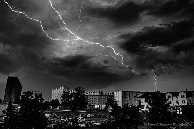 Błyskawice, ulewny deszcz i ulice zasypane gradem. Samochody jadące w żółwim tempie i dźwięki syren. Tak wyglądał Gorzów we wtorek, 11 czerwca, późnym wieczorem.- Nad miastem przechodzi gwałtowna burza. Z nieba dosłownie leci woda i kule gradowe - alarmowali Czytelnicy.  - Cześć ulic w Gorzowie zamieniała się w rwące rzeki. Ul. Kosynierów Gdyńskich zalana była praktycznie na całej długości, w wodę zasilały ja inne ulice, choćby Matejki i Bohaterów Warszawy. Samochody jechały z prędkości 10 km/h, a niektóre wręcz stawały, bo widoczność była minimalna. W mieście wciąż słychać dźwięki syren. Dostaliśmy mnóstwo zdjęć z wtorkowej burzy. Za wszystkie dziękujemy. Zobaczcie, co się działo w Gorzowie.  Zobacz także: Ulewa z gradobiciem. Podtopienie samochody, zalane uliceZnów ulewa nad miastem. Tym razem ze sporym gradem!wiedeo: Filip Borek