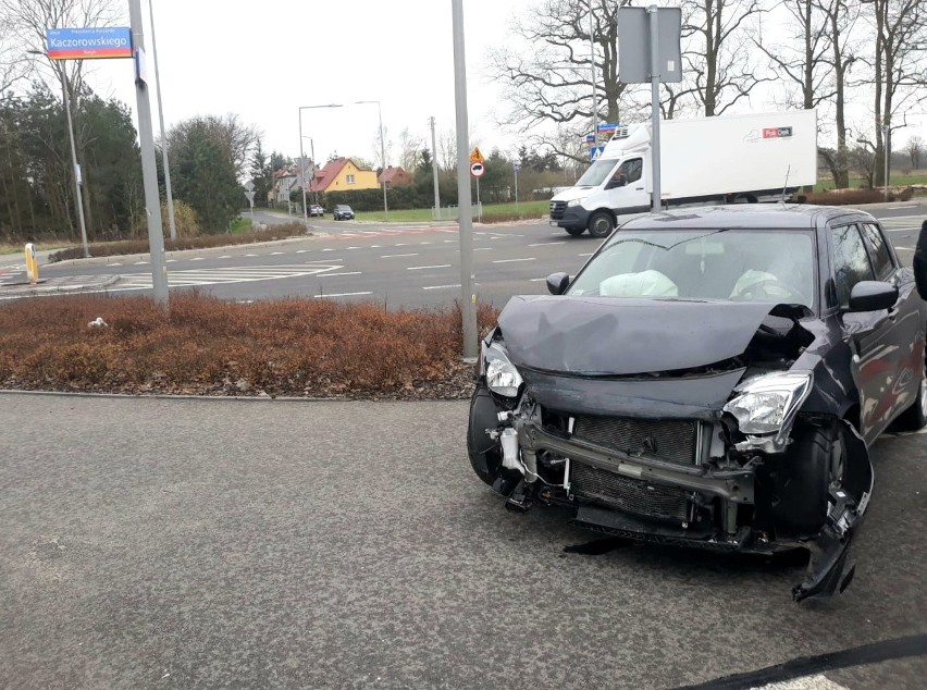 Wypadek na obwodnicy Leśnicy. Kobieta wjechała w samochód przewożący meble [ZDJĘCIA]