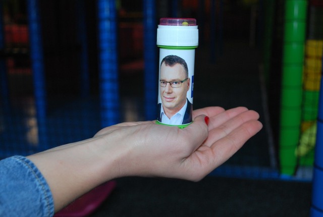 Bańki mydlane okleił swoją podobizną kandydat PO do Sejmu z naszego okręgu, Mariusz Popielarz. Wyborcy dostawali też choinki zapachowe ze zdjęciem kandydata PO.