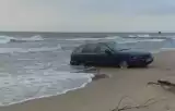 Wjechał samochodem na plażę w Mielnie. Utknął w piasku