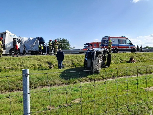 Karambol na autostradzie A4. Zderzenie pięciu samochodów na wysokości Dąbrówki Górnej. Lądował śmigłowiec LPR