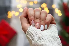 Takie paznokcie zrobią furorę na święta! Poznaj frosted nails