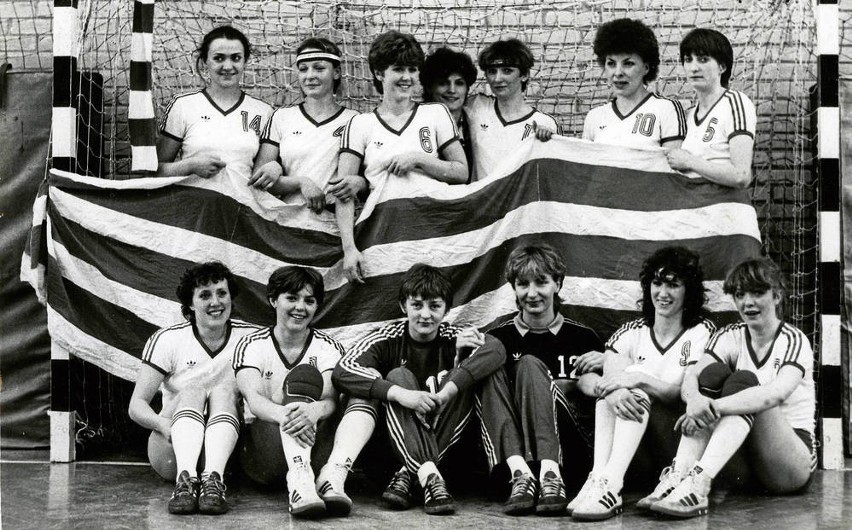 Mistrzynie Polski 1984/85 – od lewej siedzą: Jolanta...